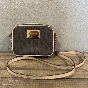 Like New! Michael Kors Crossbody Logo Purse!